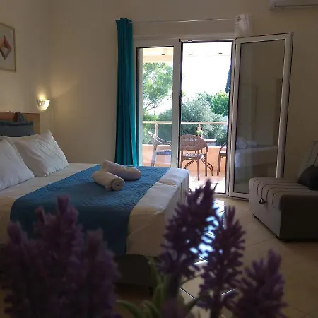 Tzafi's 2 Apartment Mesongi